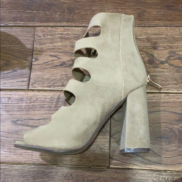 High heels - Picture 3 of 3